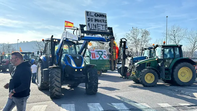 Tractores concentrados en Barbastro antes de la protesta.