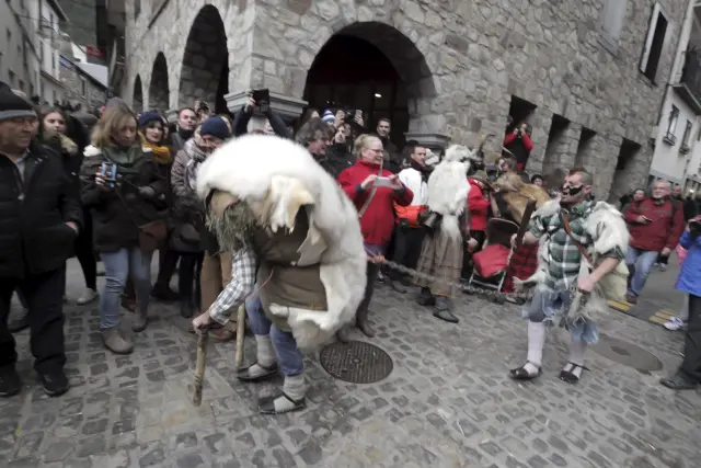 No podía faltar el onso (oso) en un carnaval del Pirineo.