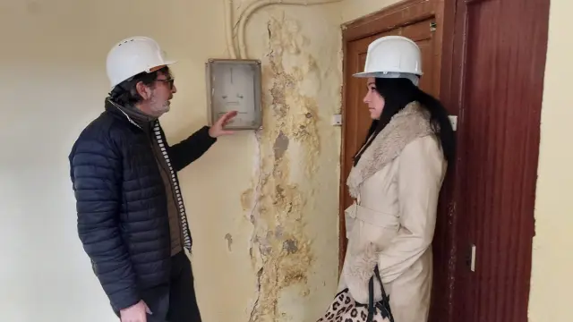 Visita del concejal de Urbanismo, Iván Rodríguez, y la alcaldesa de Huesca, Lorena Orduna, al edificio donde han desalojado dos viviendas.
