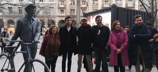 Inge Aznar, Javier Macipe, Daniel Elena, Joaquín Macipe y Roberto Isasi, junto a la escultura de Mauricio Aznar