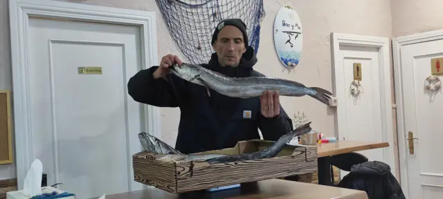 Javier Rodrigo, con algún pescado que ofrecía en ocasiones.