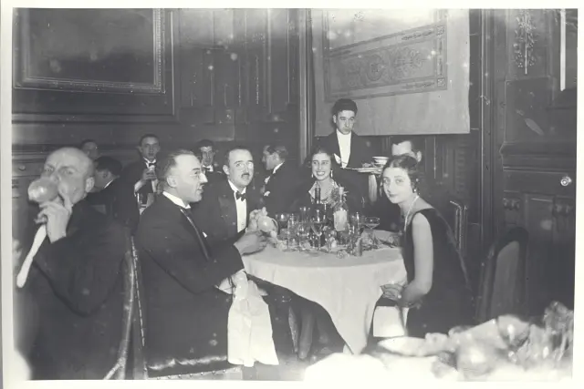 Francisco Franco, junto a Carmen Polo, en una cena de Carnaval en Zaragoza en 1928.