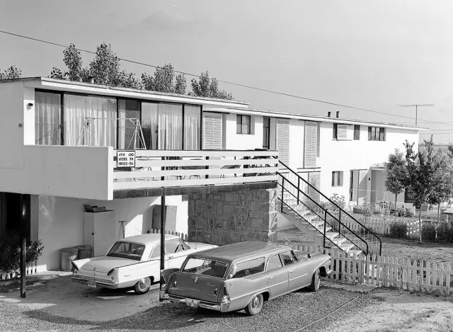 Imagen de las casas del 'poblado americano' de Zaragoza en el 1963. Allí se alojaron militares que estaban destinados en la base. Por la planta del suelo se entraba a una casa y por la primera planta a otra. Los amplios ventanales dan al salón, en un estilo arquitectónico más propio de California.