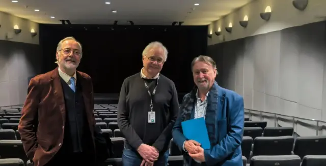 Javier Espada, en el centro, flanqueado por el cónsul para asuntos culturales de España en NY, y por Dave Kehr, responsable de cine en el MOMA.