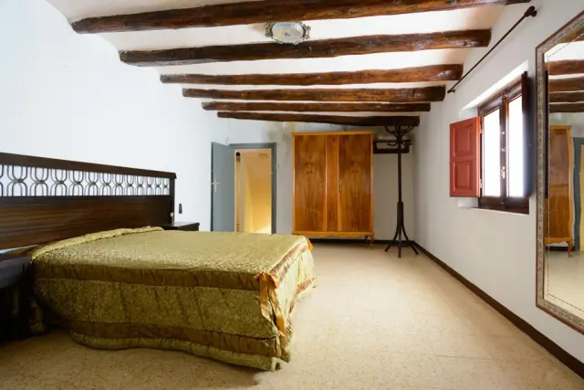 La casa a la venta en La Puebla de Albortón, en Zaragoza, por 50.000 euros.