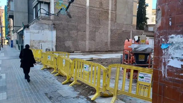 Avenida Goya a la altura del número 91, con el edificio ya derribado y el solar vallado.