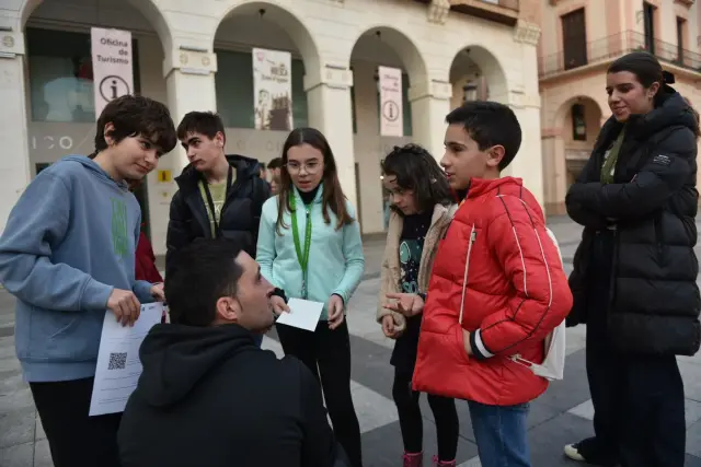 Consejeros de la Ciudad de las Niñas y los Niños de Huesca, buscando establecimientos para el programa 'Comercio amigo'.