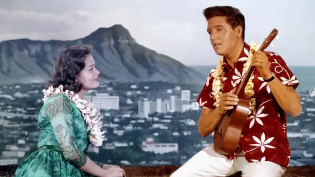 Elvis Presley cantó 'Can't help falling in love' en la película 'Blue hawaii' (1961).