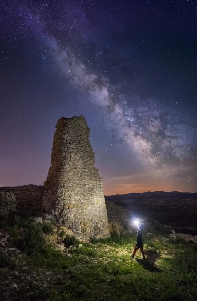 Juan Carlos Peguero, natural de Ariño, se ha especializado en retratar paisajes nocturnos donde capta lo que el ojo no ve