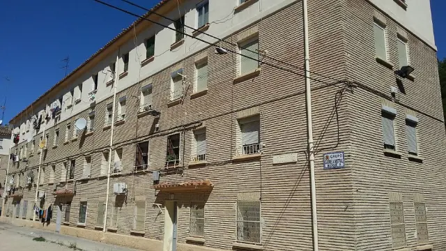 Una calle de Zaragoza donde se oferta una vivienda 'okupada'.