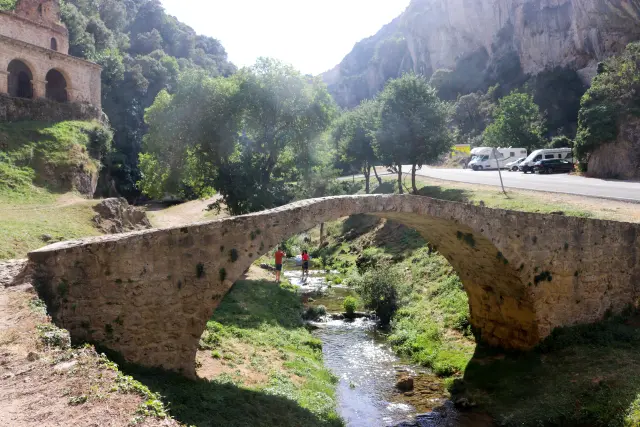 Puente romano-medieval que cruza el río Molinar, en Tobera
