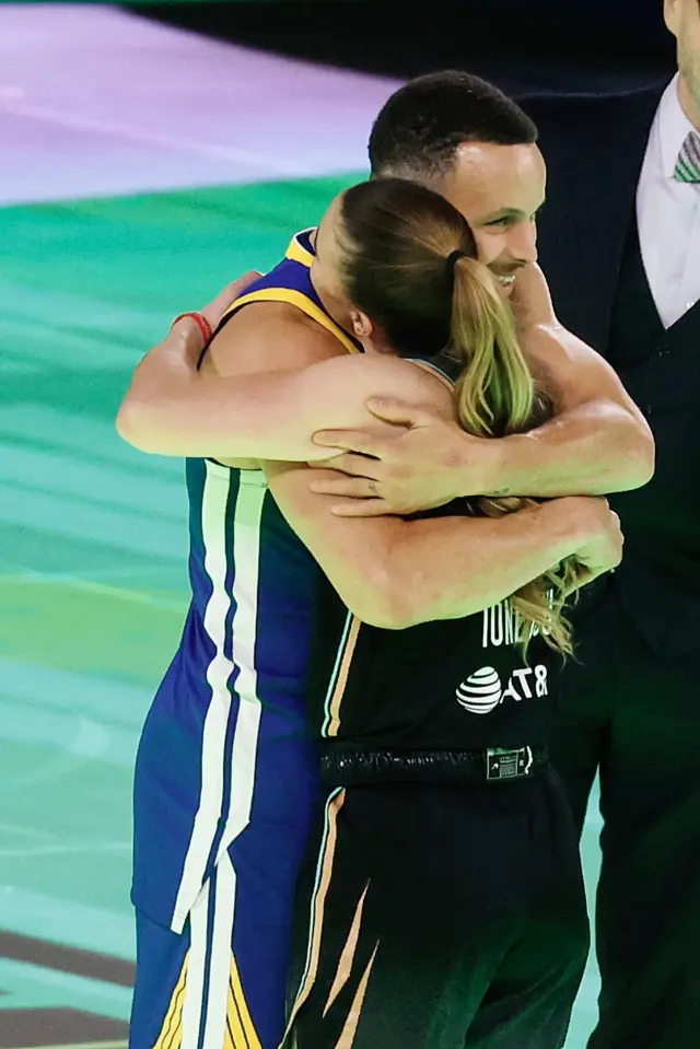 Indianapolis (United States), 18/02/2024.- New York Liberty guard Sabrina Ionescu hugs Stephen Curry after competing in a Three-Point Contest against Golden State Warriors guard Stephen Curry during the NBA All-Star 2024 State Farm All-Star Saturday Night at Lucas Oil Stadium in Indianapolis, Indiana, USA, 17 February 2024. (Baloncesto, Nueva York) EFE/EPA/BRIAN SPURLOCK SHUTTERSTOCK OUT
