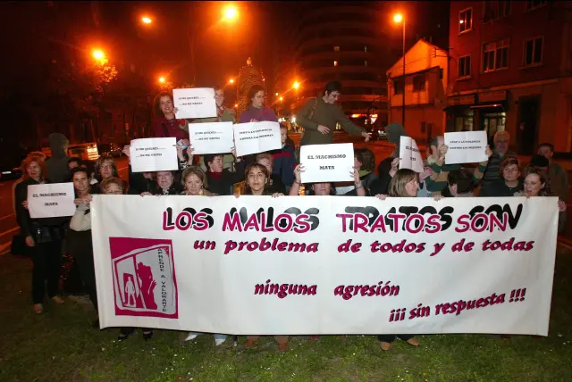 Varias mujeres, en una protesta contra el maltrato en 2006, en Las Aguadoras.