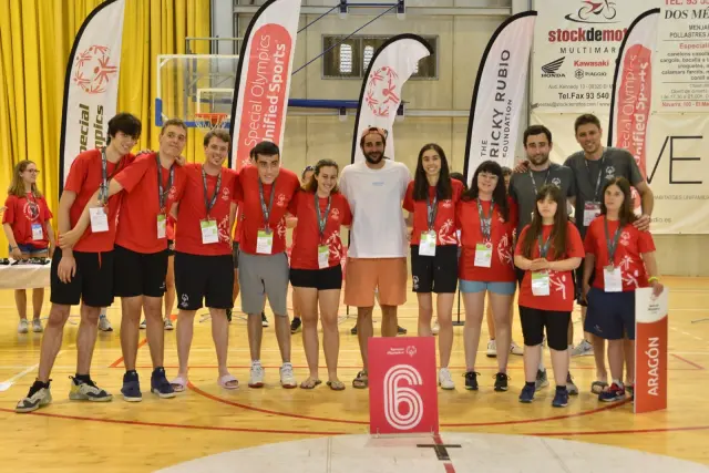 Miembros de Special Olympics, junto con los voluntarios y Ricky Rubio.