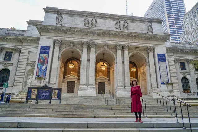 Irene Vallejo en el exterior de la Biblioteca Pública de Nueva York.
