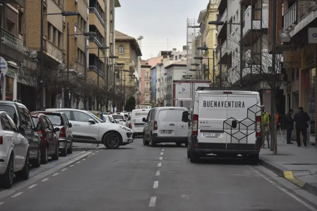 La calle Zaragoza está dentro del área peatonal de Huesca, pero permite el paso restringido de vehículos.