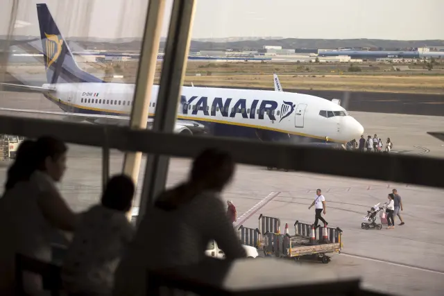 Una avión de Ryanair en el Aeropuerto de Zaragoza.