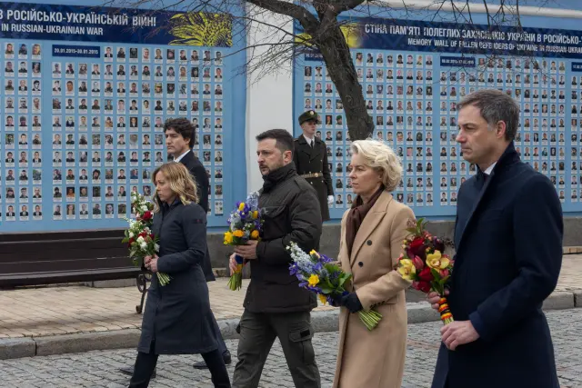 Belgiums Prime Minister Alexander De Croo and Canadas Prime Minister Justin Trudeau visit the Memory Wall of Fallen Defenders of Ukraine on the second anniversary of Russias invasion of Ukraine, Kyiv, February 24, 2024. Ukrainian Presidential Press Service/Handout via REUTERS ATTENTION EDITORS - THIS IMAGE HAS BEEN SUPPLIED BY A THIRD PARTY. [[[REUTERS VOCENTO]]] UKRAINE-CRISIS/ANNIVERSARY-LEADERS