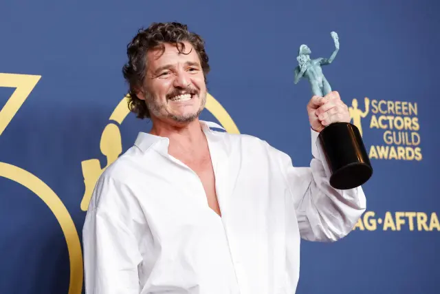 Los Angeles (United States), 25/02/2024.- American-Chilean actor Pedro Pascal, winner for Outstanding Performance by a Male Actor in a Drama Series for 'The Last of Us,' poses in the press room during the 30th Annual Screen Actors Guild Awards at the Shrine Auditorium & Expo Hall in Los Angeles, California, USA, 24 February 2024. EFE/EPA/CAROLINE BREHMAN
