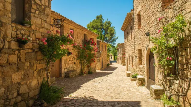 Calles empedradas del pequeño pueblo de Siruana, en Cataluña
