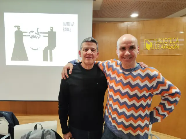 Mariano Gistaín e Isidro Ferrer el pasado lunes, en la Biblioteca de Aragón, durante la presentación de 'Familias raras'.