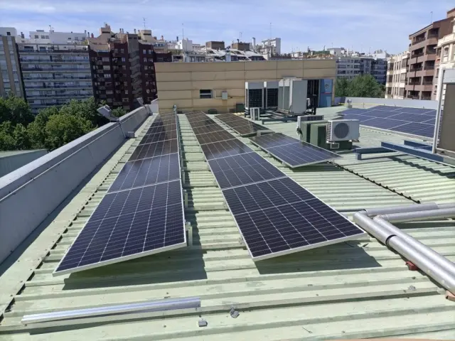Placas solares instaladas por IASOL en la cubierta del colegio Corazonistas La Mina, en Zaragoza.