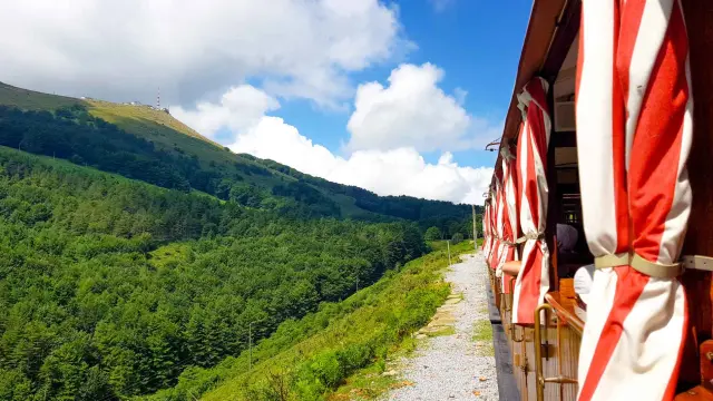 Vista del Rhune desde el famoso tren de Larrún