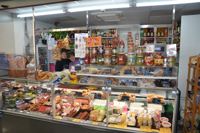 El puesto Pan&Más del Mercado Central es como un pequeño supermercado de productos de Rumanía.