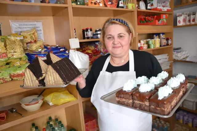 Nicoleta, con algunos de los pasteles que ofrece en la cofatería Romaneasca.