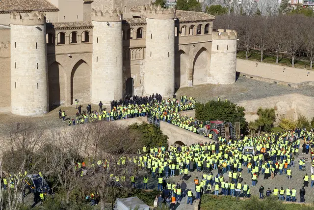 ZARAGOZA, 01/03/2024.- Un grupo de agricultores se concentra ante el Palacio de La Aljafería, sede de las Cortes de Aragón, este viernes en Zaragoza. EFE/ Javier Belver