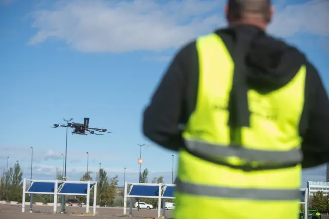 Demostración de vuelo de drones en el parquin Sur de la Expo.