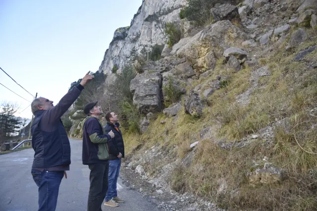 Los alcaldes muestran la ladera de la montaña, de la que continuamente caen piedras.