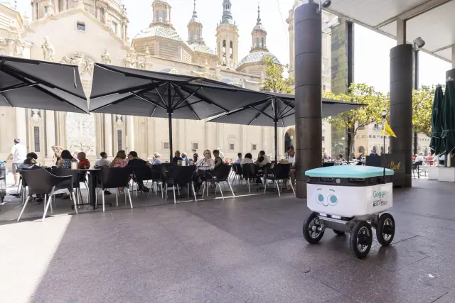 Robots autónomos de la empresa Goggo Network, por la plaza del Pilar.