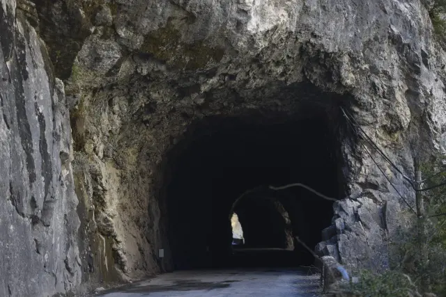 Uno de los túneles del congosto de la Inclusa, picados a piedra hace un siglo y apenas modificados.
