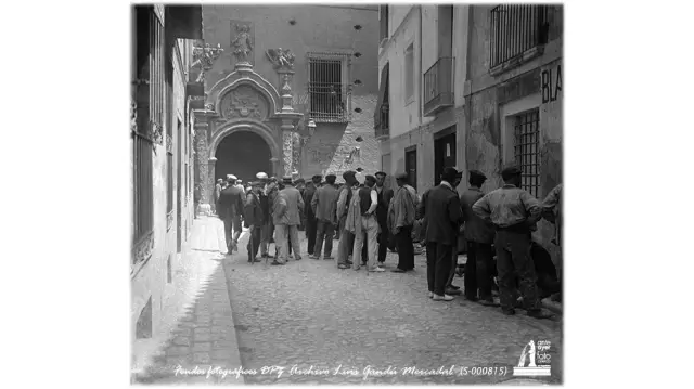 Calle de la Yedra. Proletarios acuden a una asamblea en el palacio de los Sora, ca. 1911.