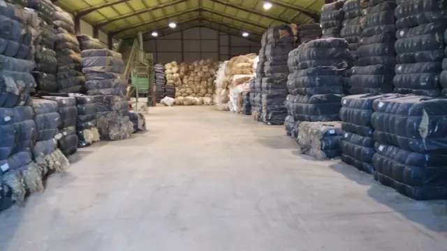 Instalaciones de Pastores Grupo Cooperativo en Zuera, donde se almacena lana de diferentes campañas