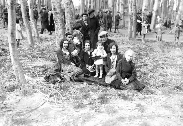 Una familia durante la comida de la Cincomarzada en la arboleda de Macanaz en los años 30.