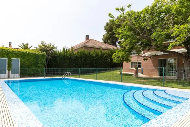La piscina de la casa más cara a la venta en Cuarte de Huerva.