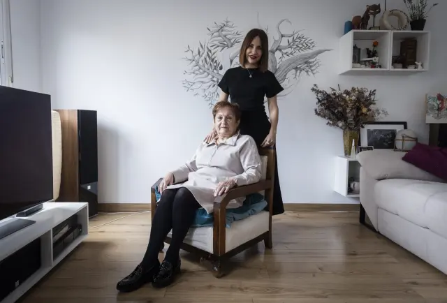 Paula Ortiz y su madre Gloria Álvarez posan en la casa de la realizadora. La madre la llevaba desde muy pequeña a todas sus charlas y viajes.