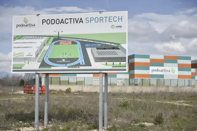 Cartel que anuncia la próxima construcción del laboratorio 'Sportech' de Podoactiva en Walqa, en Huesca.