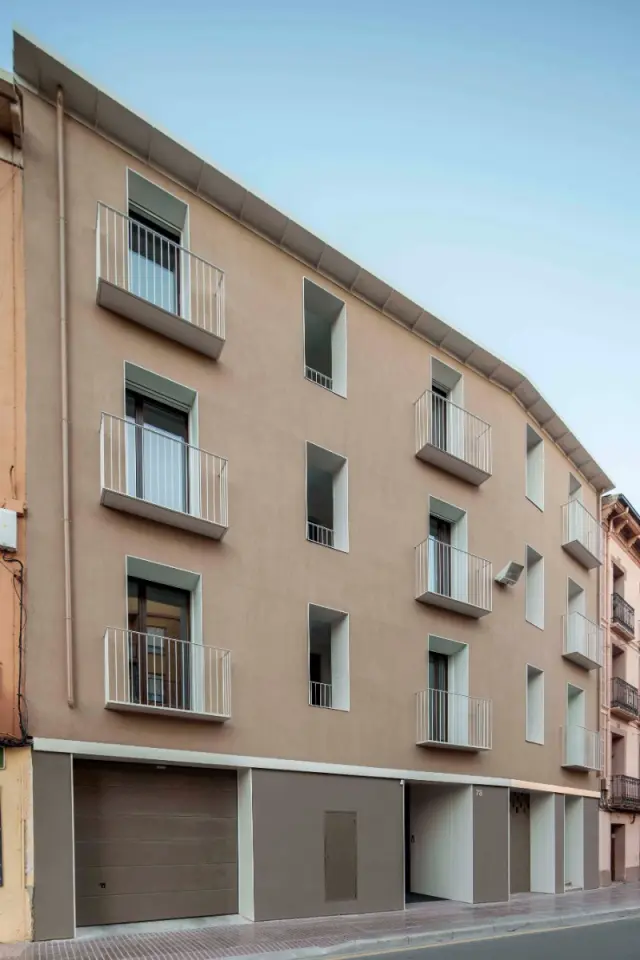 La fachada del bloque de viviendas rehabilitado en el Coso de Huesca, a la altura del 78.