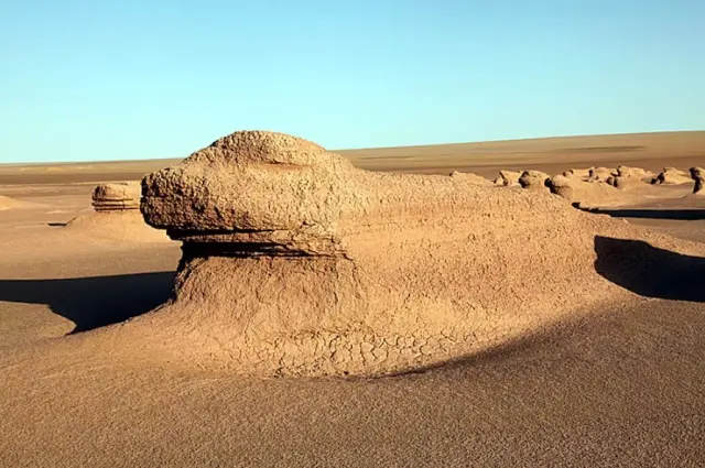 Yardang con forma de león en el desierto oriental de Egipto.