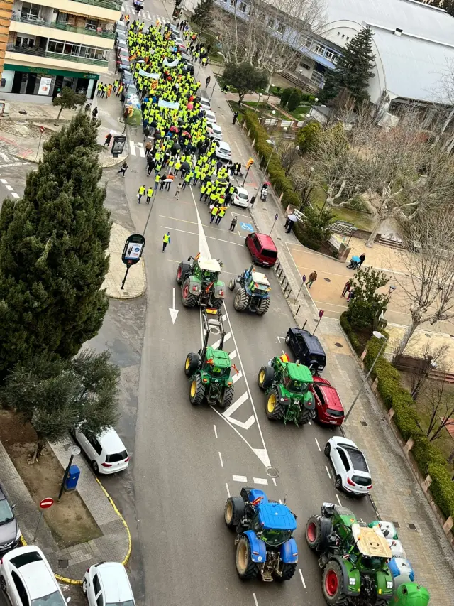 Imagen de la protesta de agricultores que han vuelto a marchar a pie y con los tractores por Huesca.