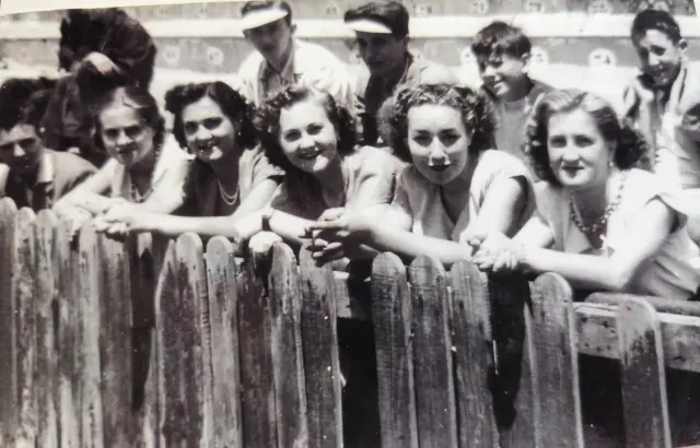 Con sus hermanas y amigas en los años 50. Alicia es la segunda joven por la izquierda.