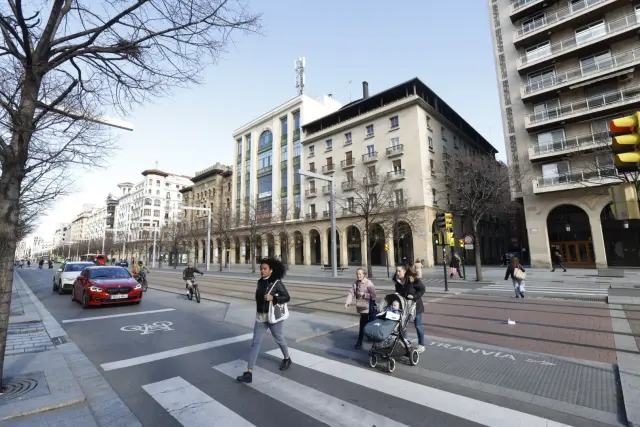 El edificio, a la altura del número 37 del paseo de la Independencia, se sitúa justo al lado de la antigua sede de Telefónica, actualmente ofertada en alquiler.
