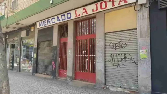 Fachada del Mercado de La Jota que da a la calle Pascuala Aperié