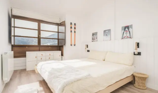 El interior del apartamento reformado y a la venta en Sallent de Gállego por 240.000 euros.