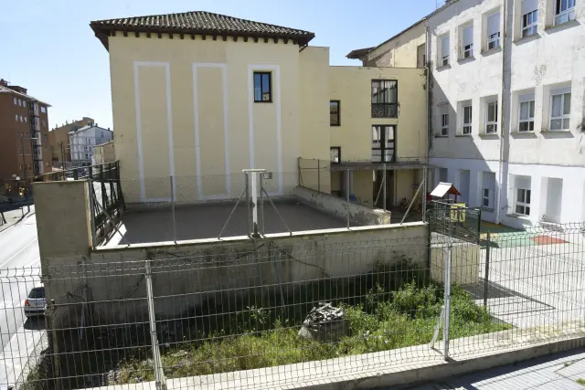 Imagen del colegio San Vicente desde la muralla de Huesca. Enfrente, el edificio de una planta que habría que retranquear para poner la escalinata.