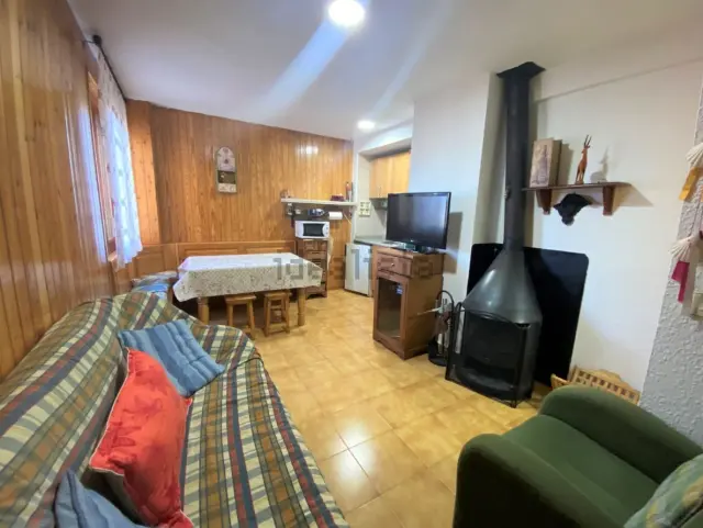 Un piso a la venta en Villanúa por 80.000 euros.
