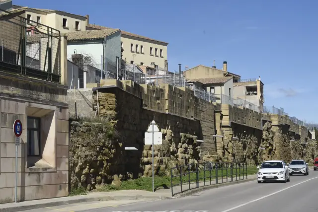 Vista de la muralla musulmana de Huesca y, a la izquierda, el edificio del colegio San Vicente de Huesca que habría que retranquear.